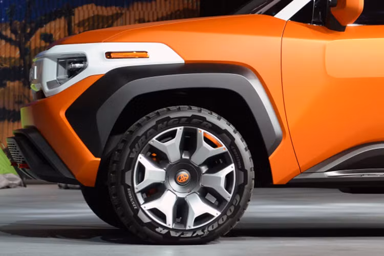 Bộ la zăng 18 inch mang đậm chất việt dã cũng được trang bị, nó được bọc trong bộ lốp Goodyear (225/55), cùng với đó là các điểm nhấn màu da cam trên thân xe cũng như trên trung tâm bánh xe. Toyota đã miêu tả phiên bản concept này là “Bốn bánh. Thu hút mọi ánh nhìn.” Vì vậy đây là một chiếc xe sử dụng hệ dẫn động 4 bánh AWD.