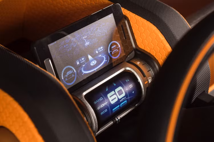 Đằng sau Toyota FT-4X là cửa khoang hành lý có thể mở lên, hoặc tách thành 2 cánh mở ngang sao cho phù hợp với từng hoàn cảnh. Các trang bị khác bao gồm hệ thống thông tin giải trí cũng được làm theo phong cách trẻ trung và bắt mắt, thu hút người hâm mộ tại Triển lãm ôtô New York.