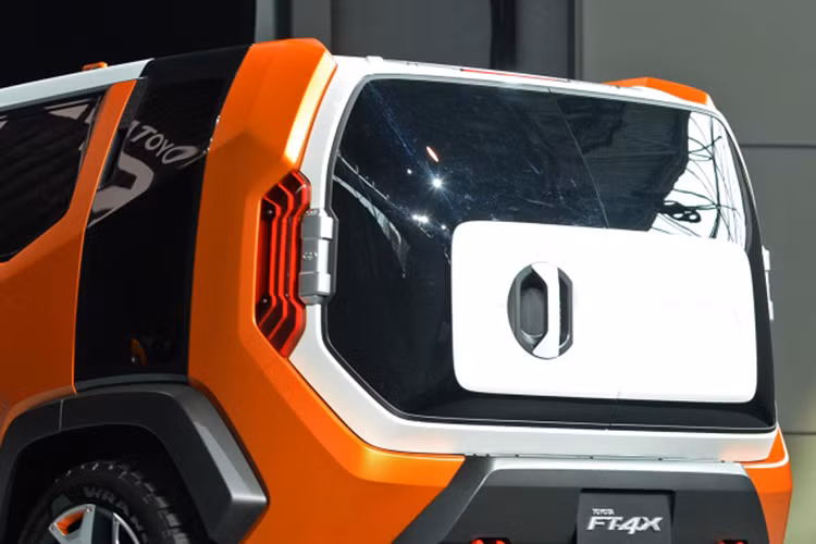 Thiết kế cụm đèn pha của Toyota FT-4X mang hơi hướng hiện đại hơn và góc cạnh hơn loại tròn truyền thống. Nhìn từ bên sườn, chiếc FT-4X trông như chiếc hộp di động với chắn bùn màu đen. Đặc biệt, trên chắn bùn sau còn có cửa sổ nằm dọc lạ mắt, cụm đèn hậu thiết kế dạng dòng chảy...