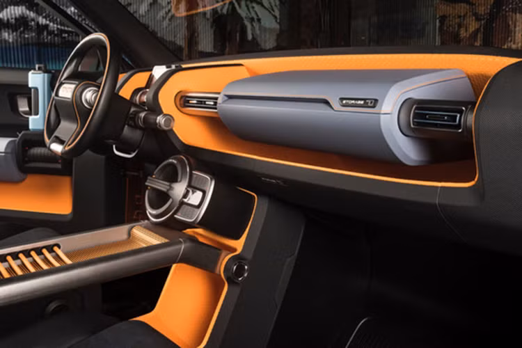 Bên cạnh đó, hãng xe Toyota cũng đã đưa không ít trang bị độc đáo vào bên trong FT-4X như hệ dẫn âm thanh có thể tháo rời để mang ra ngoài. Cửa gió điều hòa trung tâm lại có thiết kế như tay nắm cửa và có thể xoay xuống để làm mát hoặc sưởi ấm những chi tiết nằm trên giá bên dưới.