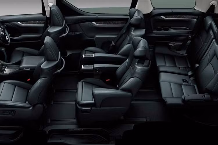 Các trang bị "khủng" khác của Vellfire bao gồm hệ thống điều hòa 3 vùng với khe gió và điều khiển độc lập cho hàng ghế thứ 2, máy lọc không khí nano của Panasonic, đèn LED nội thất 16 màu... Khi không sử dụng, hàng ghế thứ 3 trên Vellfire có thể được gập gọn vào hai bên thành xe, đem tới không gian chứa hành lý rộng như một chiếc xe van.