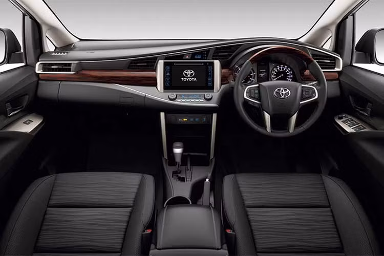 Được thiết kế theo ý tưởng "Avant Gorgeous" của Toyota, nội thất trên Vellfire đem lại cảm giác thoáng rộng và hiện đại cùng các lựa chọn màu đem tới cảm giác nam tính. Trên bảng táp-lô của xe cũng được trang bị hệ thống thông tin giải trí thế hệ mới với màn hình cảm ứng 7 inch. Ghế lái điều chỉnh điện và nhớ vị trí.