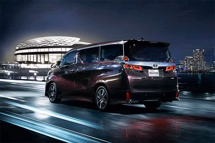 Vellfire đều có thiết kế cản sau và cánh gió tích hợp đèn phanh trên kính. Khác với phiên bản trước, Vellfire 2018 sở hữu đèn phanh cùng choá đèn hậu màu đỏ thay vì trắng. Bên cạnh đó, hình dáng các cửa kính bên ngoài xe khá đẹp tạo cảm giác như một dòng chảy trong thiết kế ngoại thất.