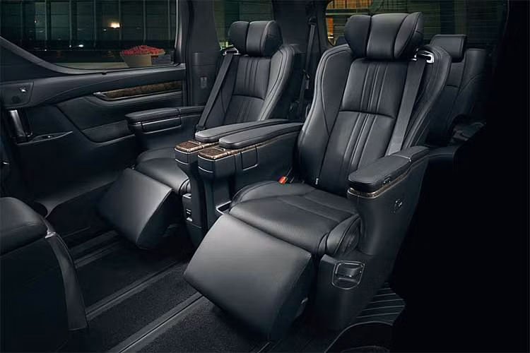 Các vật liệu được Toyota sử dụng trên Vellfire cũng rất cao cấp với nội thất bọc da xịn và các chi tiết ốp gỗ màu đen. Hàng ghế sau của xe có ghế VIP cao cấp với đệm đỡ chân riêng, có thể điều chỉnh điện toàn phần và tiến lùi bằng các ray trên sàn xe để người dùng dễ dàng bước xuống hàng ghế thứ 3. Cạnh mỗi ghế ngồi là một cụm điều khiển các chức năng xe.