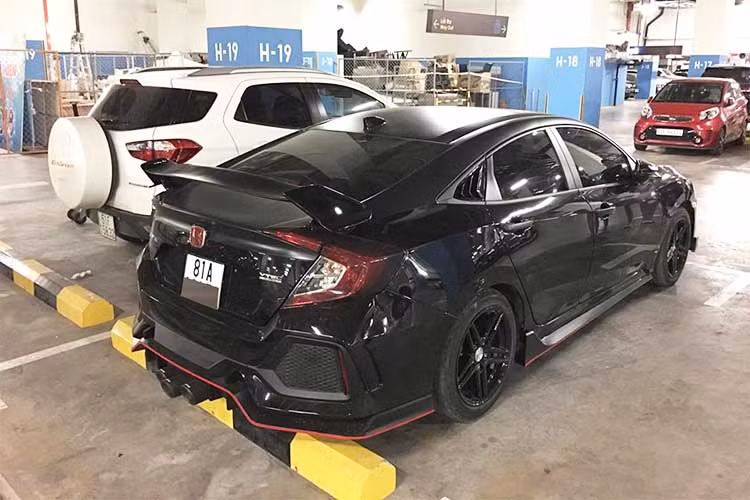 Có thể khẳng định điều đó qua bộ mâm 5 chấu kép nguyên bản của xe thay cho bộ vành hợp kim Berlina màu đen của Honda Civic Type R có đường kính 20 inch, đi kèm lốp ContiSportContact 6 với kích thước 245/30 được phát triển dành riêng cho mẫu xe hiệu suất cao này.