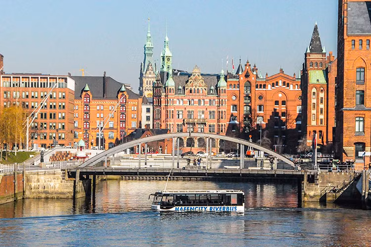 Theo một số thông tin từ hãng xe này cho biết, mô hình xe bus lội nước có thể sẽ sớm được mở rộng trong thời gian tới khi các quan chức tập trung phát triển cảng Hamburg và đặt hàng thêm 5-7 chiếc xe tương tự do lượng khách hàng ngày càng tăng.