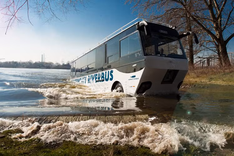 Nếu có cơ hội được đưa về một số thành phố lớn ở Việt Nam như Hà Nội hay TP HCM, những chiếc xe buýt lội nước như thế này chắc chắn sẽ được chào đón, đặc biệt sau những cơn mưa khiến những không ít người phải đi làm trong tình trạng “lội bì bõm”.