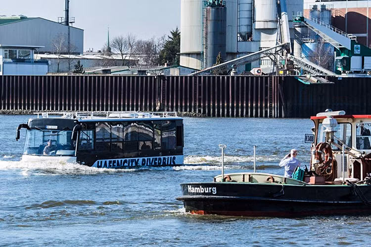 Do những quy định nghiêm ngặt tại “lục địa già” châu Âu, dự án xe buýt lội nước đã phải mất khá nhiều thời gian mới được cấp phép hoạt động nhờ những phản ứng tích cực từ phía cộng đồng cũng như các khách hàng mong muốn được sử dụng.