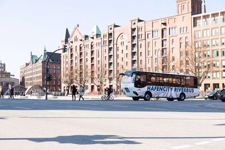 Ở thời điểm hiện tại, mẫu xe buýt lưỡng cư - Hafencity Riverbus mới chỉ được phép dùng để đưa đón các hành khách ở thành phố cảng Hamburg, thành phố được đánh giá là giàu có và quyến rũ nhất nước Đức hiện nay.