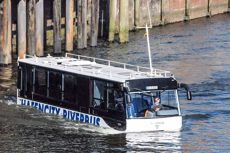 Dự án xe buýt Hafencity Riverbus - đi được cả trên cạn lẫn dưới nước đã được nhen nhóm ý tưởng từ cách đây 18 năm khi chủ sở hữu hãng xe này là Fred Franken phát hiện ý tưởng tương tự ở Singapore và muốn đem về ứng dụng tại thị trường Đức.