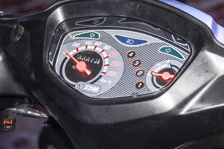 Cụm đồng hồ của xe thiết kế đơn giản, hiển thị đầy đủ các thông số mà người dùng cần như; báo tốc độ, cấp số, lượng xăng và đèn báo... Tay lái cân bằng giảm chấn, tạo cảm giác thoải mái cho người lái, các nút bấm đơn giản và tiện dụng giống như những mẫu xe máy mới hiện nay.