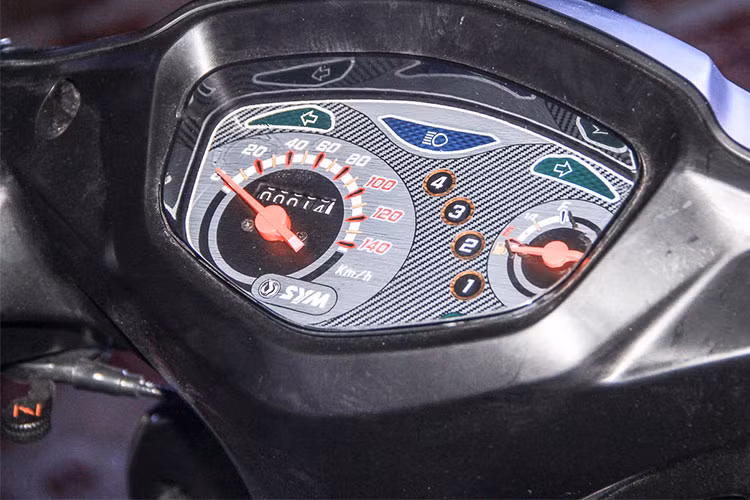 Cụm đồng hồ của xe thiết kế đơn giản, hiển thị đầy đủ các thông số mà người dùng cần như; báo tốc độ, cấp số, lượng xăng và đèn báo... Tay lái cân bằng giảm chấn, tạo cảm giác thoải mái cho người lái, các nút bấm đơn giản và tiện dụng giống như những mẫu xe máy mới hiện nay.