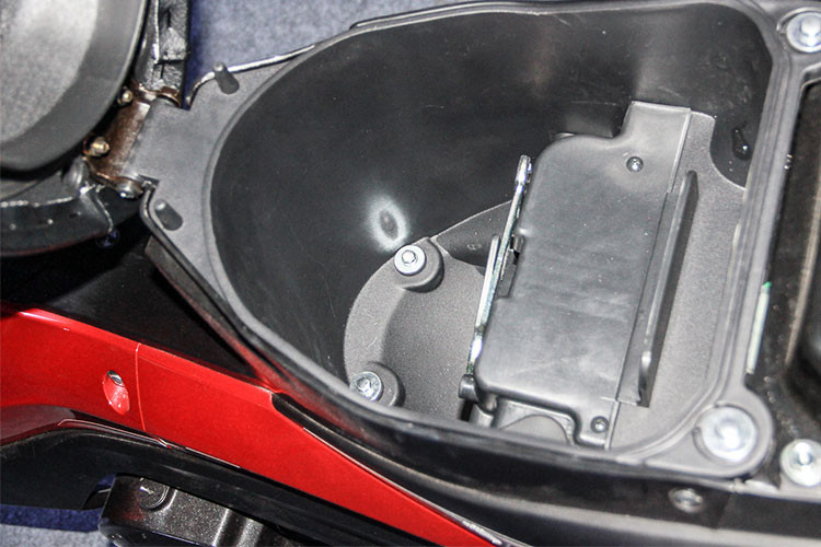 Mặc dù nằm ở phân khúc xe số giá rẻ, tuy nhiên cốp chứa đồ dưới yên xe lại mang khá nhiều tiện ích như; cốp dung tích lớn, tích hợp cổng sạc USB cho các thiết bị điện tử mang theo. Phía trước có thêm hộc chứa đồ nhỏ cùng với móc treo đồ để đựng tạm các vật dụng cá nhân...