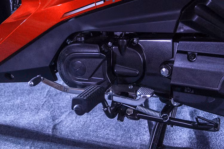 Phần cốt lõi để vận hành là động cơ cũng được SYM cải tiến tối ưu và mạnh mẽ hơn so với phiên bản trước đây. Angel 110 có động cơ 110 phân khối được giới thiệu là đã cải tiến nhiều chi tiết kỹ thuật, tăng tốc mạnh, tiết kiệm xăng, bền bỉ, thân thiện với môi trường.