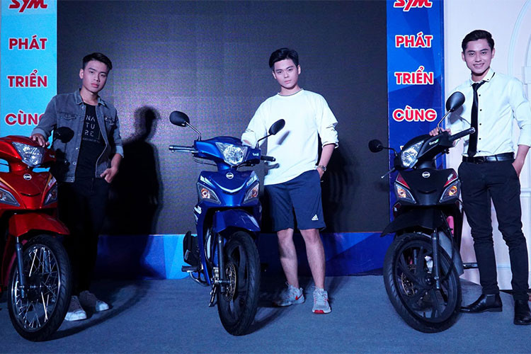 Tiếp nối những thành công thời gian qua, SYM tiếp tục ra mắt thị trường xe máy Việt Nam bằng sự trở lại đầy ấn tượng của dòng xe số từng đặt nền móng cho hãng; đó là xe máy SYM Angel 2018. Mẫu xe số giá rẻ này vừa xuất hiện với phong cách hoàn toàn mới.