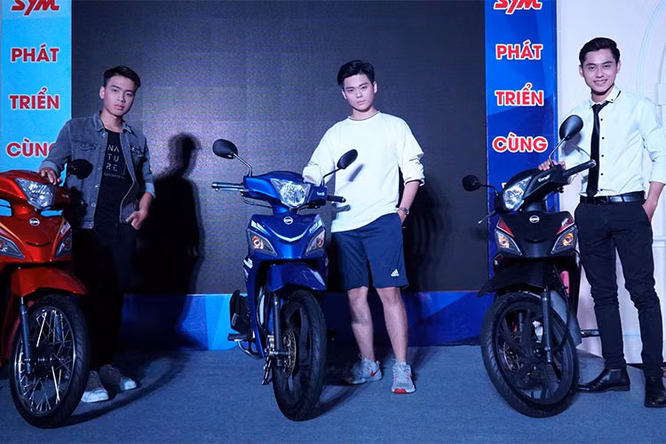 Tiếp nối những thành công thời gian qua, SYM tiếp tục ra mắt thị trường xe máy Việt Nam bằng sự trở lại đầy ấn tượng của dòng xe số từng đặt nền móng cho hãng; đó là xe máy SYM Angel 2018. Mẫu xe số giá rẻ này vừa xuất hiện với phong cách hoàn toàn mới.