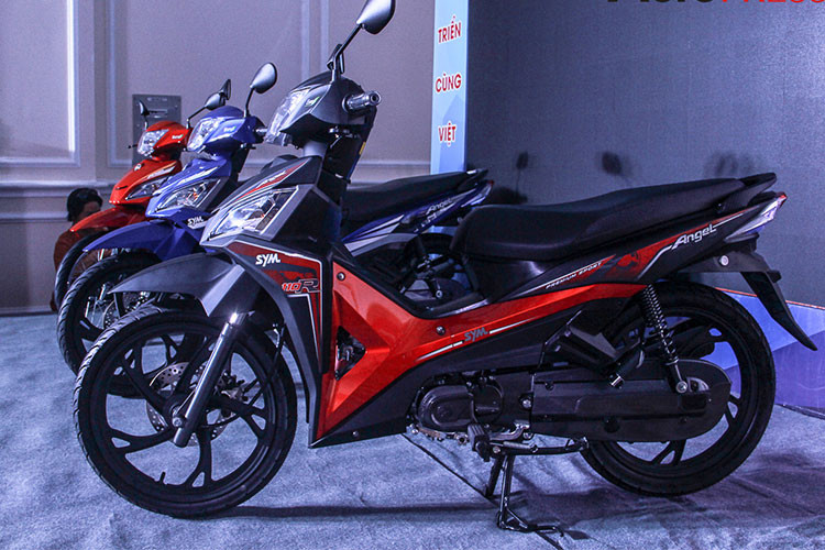 Phần đầu xe với đèn pha kết hợp với đèn xi-nhan được cách điệu hài hòa với mặt nạ xe, tạo nên một vẻ đẹp cân đối. Đèn hậu và đèn xi-nhan thiết kế góc cạnh và được vuốt cao, làm cho xe có cái nhìn thanh thoát.