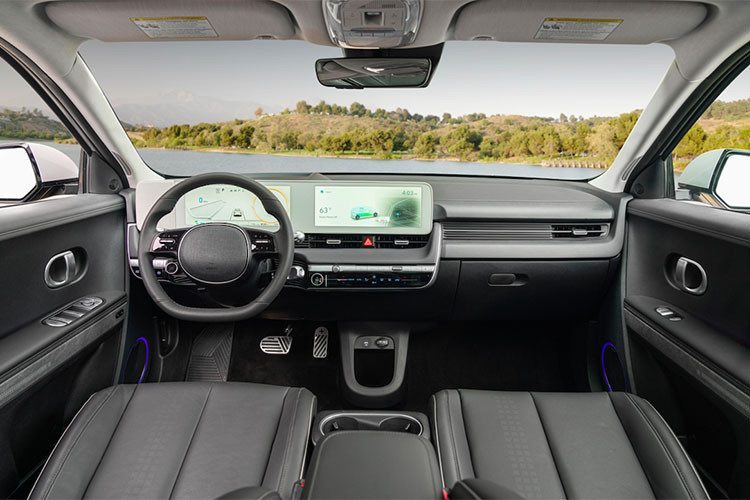 Một bộ giao diện sẽ cung cấp cho hành khách khả năng điều hướng robotaxi một cách phù hợp, chẳng hạn như dừng lại bất ngờ nhưng cần thiết ở một nơi nào đó. Về mặt an toàn, chiếc xe sẽ được trang bị với nhiều tính năng an toàn tân tiến và công nghệ không người lái của Motional cũng đã được thử nghiệm và kiểm chứng.