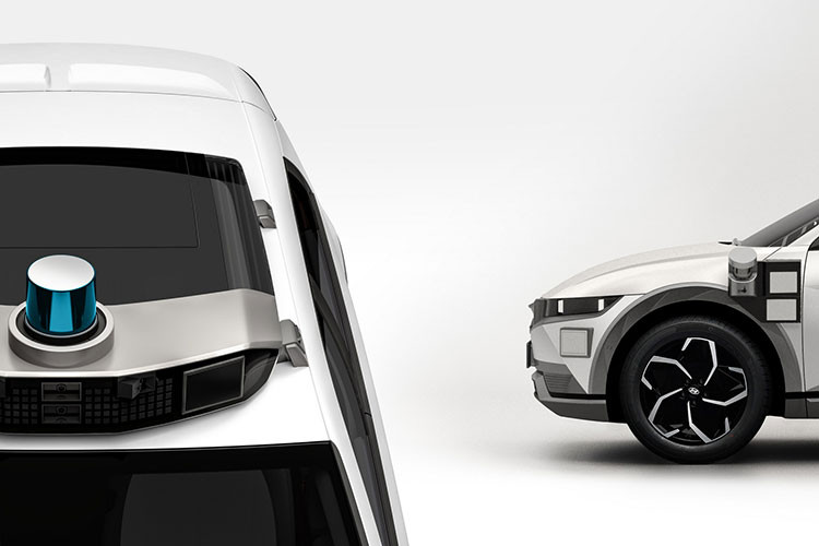 Nhưng quan trọng là bản thân chiếc xe Hyundai Ioniq 5 tự lái này có thể vận hành an toàn mà không cần người lái can thiệp. Như tưởng tượng, robotaxikhông khí thải này được trang bị các công nghệ tiên tiến, ví như hơn 30 cảm biến bao gồm sự kết hợp của camera, radar và lidar.