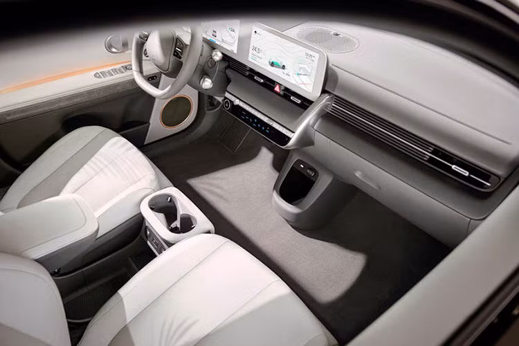 Các trang bị kể trên tạo ra tầm nhìn 360 độ của những hình ảnh HD, và khả năng phát hiện chướng ngại vật ở phạm vi xa. Ta có thể thấy sự hiện diện của những phần cứng mới này qua ảnh được công bố bởi Hyundai, nhưng phần còn lại của chiếc hatchback chạy điện vẫn được giữ nguyên.