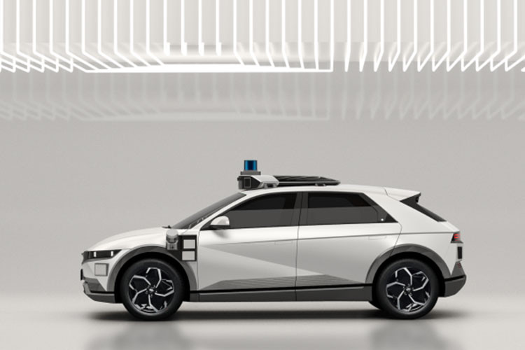 "Đối với robotaxi dựa trên Ioniq 5, chúng tôi đã áp dụng nhiều hệ thống dự phòng khác nhau, kết hợp cùng một loạt các công nghệ cần thiết để đảm bảo sự an toàn và tiện lợi của hành khách," Woongjun Jang, giám đốc công nghệ lái xe tự động của Hyundai, cho biết. "Bằng cách tích hợp thành công robotaxi Ioniq 5 của Tập đoàn với công nghệ lái xe tự động của Motional, chúng tôi tự hào thông báo rằng chúng tôi đã đạt được một cột mốc quan trọng khác trên con đường thương mại hóa robotaxi của mình."