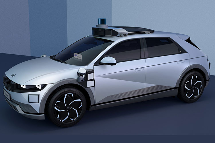 Hệ thống máy tự học hỏi của nó, đã được đào tạo dựa trên dữ liệu thế giới thực có giá trị hàng thập kỷ, giúp chiếc xe có thể điều hướng một cách an toàn trong vô số tình huống lái xe phức tạp.