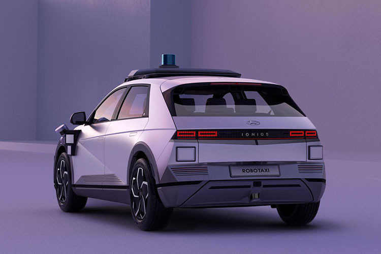 Giờ đây, chúng ta đang có cái nhìn đầu tiên về phương tiện tương lai đó. Chiếc robotaxi Hyundai Ioniq 5 mới này có trang bị công nghệ tự lái Cấp 4, đồng nghĩa vẫn cần một người lái an toàn để làm biện pháp phòng ngừa.