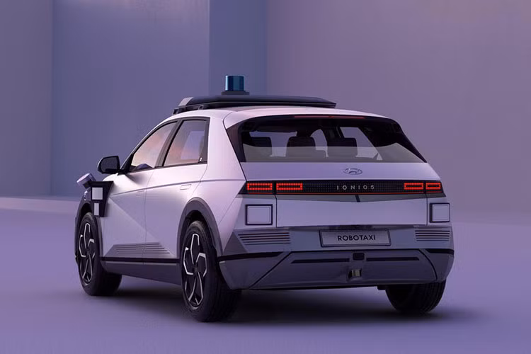 Giờ đây, chúng ta đang có cái nhìn đầu tiên về phương tiện tương lai đó. Chiếc robotaxi Hyundai Ioniq 5 mới này có trang bị công nghệ tự lái Cấp 4, đồng nghĩa vẫn cần một người lái an toàn để làm biện pháp phòng ngừa.