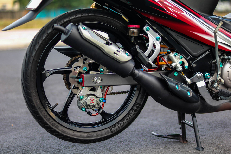 Những trang bị nổi bật phía sau xe còn có heo Brembo, bình dầu Evotech, pen đạp thắng Brembo. Chủ xe đã thay toàn bộ ốc của xe bằng ốc Proti GR5 với khối lượng nhẹ, chắc, tránh ăn mòn, cùng màu sắc đẹp mắt.