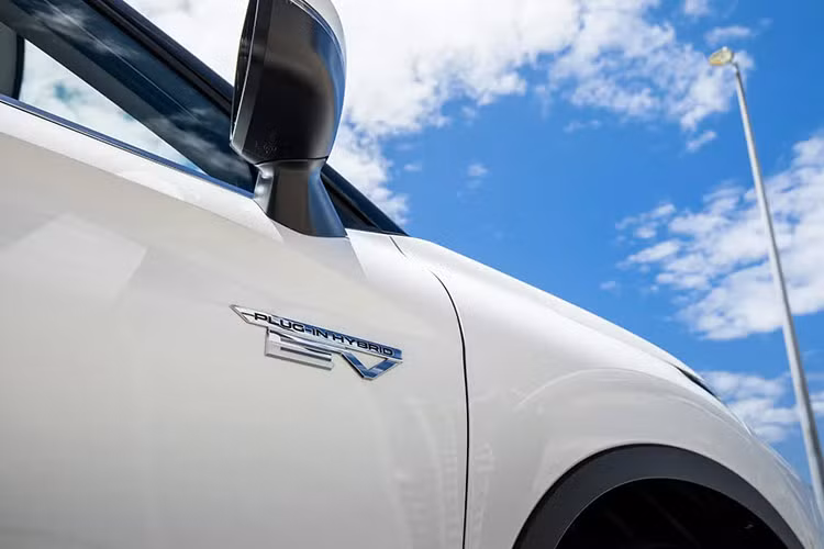 Truyền thông Nhật Bản dự đoán rằng Pajero 2027 sẽ được xây dựng trên nền tảng CMF-C/D cập nhật cùng với đó là động cơ 2.4L hybrid sạc điện của Mitsubishi Outlander. Tuy nhiên, thông số xe được dự đoán tăng lên đáng kể với 2 mô-tơ điện tại trục sau và một tại trục trước, cho tổng công suất dự kiến đạt trên 382 mã lực.