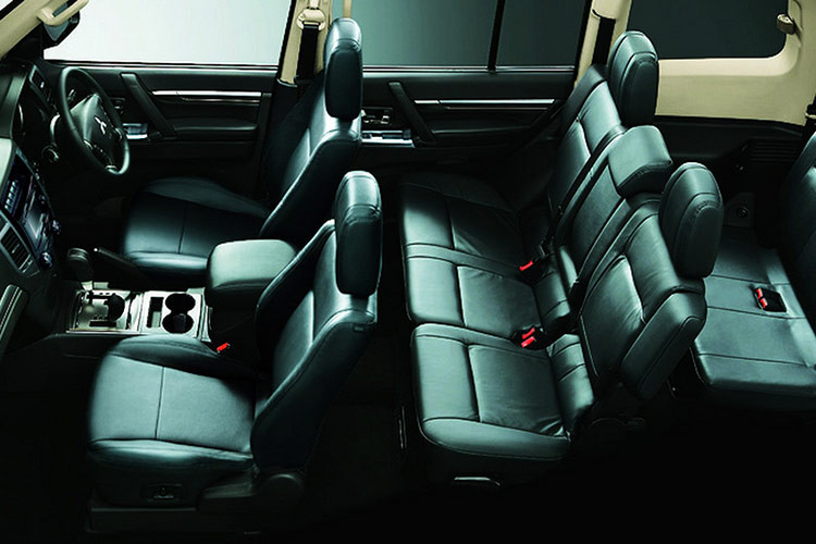 Theo đó, bảng điều khiển của xe được bọc da, các khe thông gió thẳng đứng và màn hình cảm ứng đặt ở vị trí thấp hơn, nhằm nâng cao tính thẩm mỹ tổng thể.