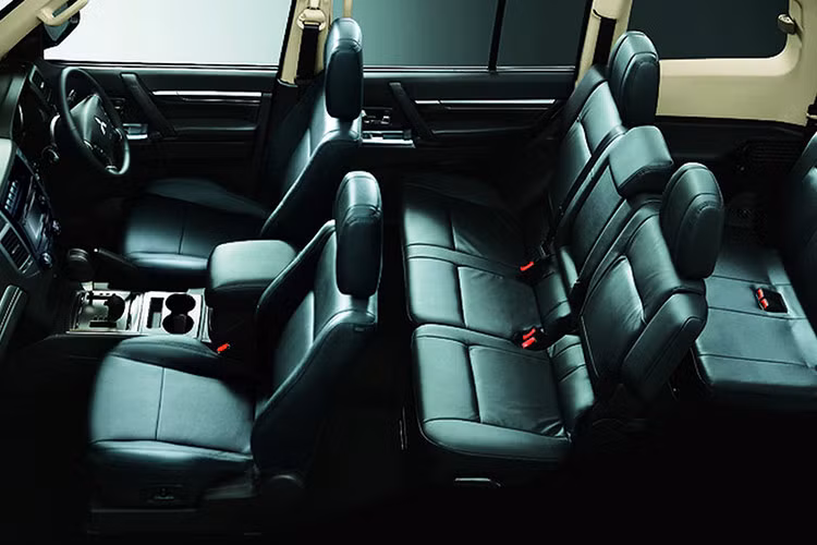 Theo đó, bảng điều khiển của xe được bọc da, các khe thông gió thẳng đứng và màn hình cảm ứng đặt ở vị trí thấp hơn, nhằm nâng cao tính thẩm mỹ tổng thể.