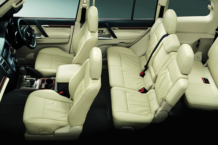 Pajero 2027 sẽ có kích thước nội thất lớn hơn so với Outlander, giúp mang lại sự thoải mái hơn ở hàng ghế thứ ba và tăng sức chứa ở khoang hành lý. Xe sẽ được trang bị kết nối không dây, tích hợp giọng nói AI và cập nhật qua mạng, cùng với một bộ tính năng công nghệ và hỗ trợ người lái toàn diện. 