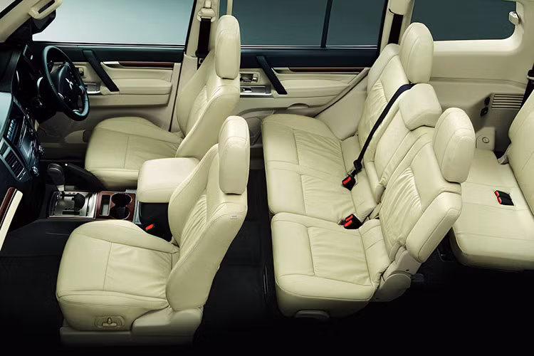 Pajero 2027 sẽ có kích thước nội thất lớn hơn so với Outlander, giúp mang lại sự thoải mái hơn ở hàng ghế thứ ba và tăng sức chứa ở khoang hành lý. Xe sẽ được trang bị kết nối không dây, tích hợp giọng nói AI và cập nhật qua mạng, cùng với một bộ tính năng công nghệ và hỗ trợ người lái toàn diện. 