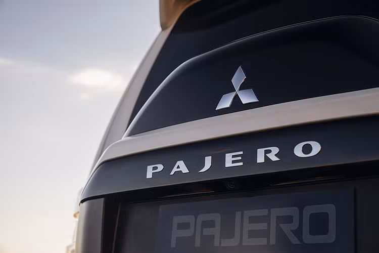 Nhìn ngang hông, Mitsubishi Pajero 2027 cho cảm giác năng động với cột bên sơn đen, vòm bánh rộng, góp phần tạo nên vẻ ngoài hiện đại và phong cách. Ở phía sau xe nổi bật với cụm đèn hậu hình chữ T và cửa hậu tách đôi và cửa sổ mở độc lập giúp người dùng thuận tiện cất/lấy đồ.