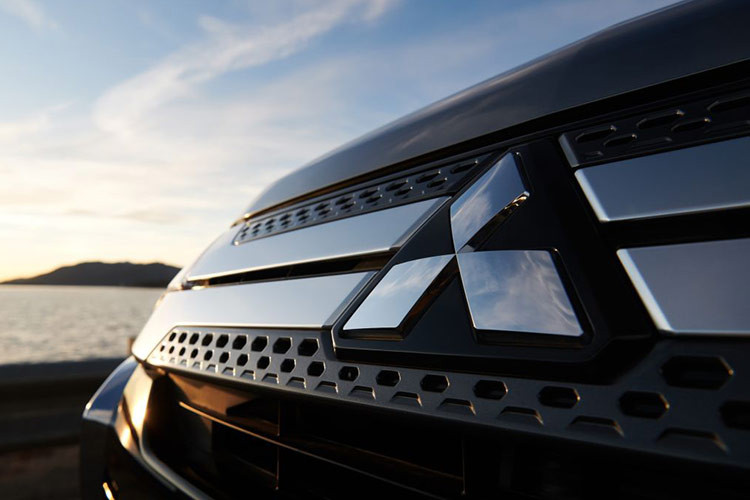 Tiếp đến là tỉ lệ kích thước xe sẽ có sự thay đổi với gầm cao và đường viền mui xe cao, dốc xuống hơn để phù hợp với triết lý off-road, đồng thời mang đến cái nhìn mạnh mẽ, thể thao cho Pajero 2027. Đèn chạy ban ngày LED mỏng được bố trí phía trên cụm đèn pha chính đặt dọc. Cản trước của xe được thiết kế để tăng cường góc tiếp cận khi off-road. 