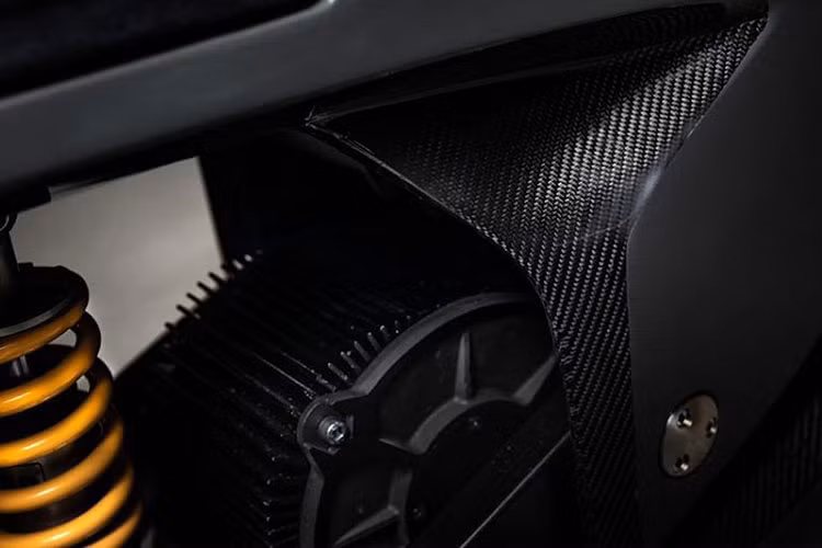 Dù có kết cấu thân nguyên khối bằng sợi carbon cao cấp nhưng NXT Rage sẽ có giá chỉ khoảng 24.950 Euro (tương đương 579 triệu đồng). Để dễ so sánh, một mẫu môtô điện khác cũng sở hữu khung carbon nguyên khối là ARC Vector có giá lên tới 117.000 USD.