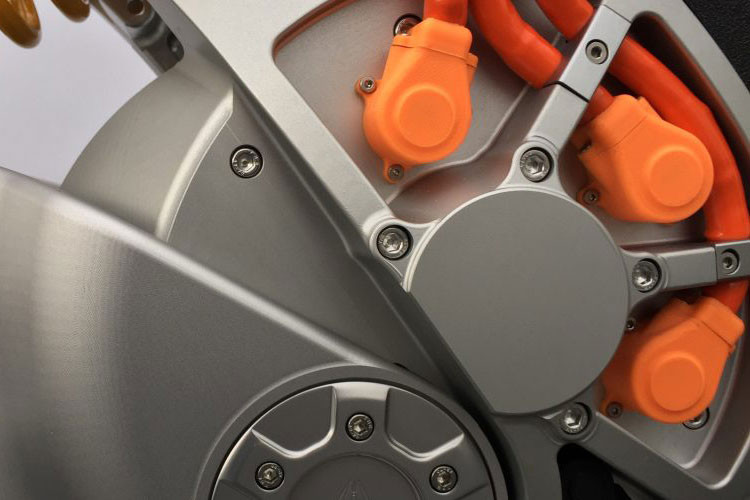 Nhìn vào mẫu xe môtô chạy điện Rage, có vẻ như nhà sản xuất NXT đã tiết kiệm chi phí phát triển của chiếc xe bằng cách thiết kế đơn giản hơn và tận dụng nhiều phụ tùng từ các dòng xe khác.