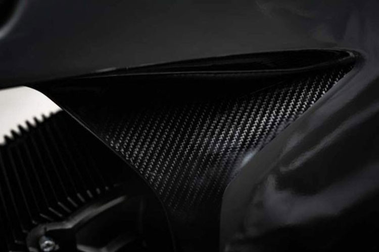 Nhờ thiết kế nguyên khối, thương hiệu NXT tuyên bố mẫu xe môtô naked-bike chạy điện của họ có độ vững chắc hơn gấp đôi và trọng lượng nhẹ hơn 25% so với các đối thủ. Động cơ điện của NXT Rage sẽ được đặt gần vị trí để chân của người lái, và truyền sức mạnh tới bánh sau thông qua xích tải như mô tô chạy xăng truyền thống.