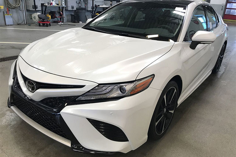 Hiện vẫn chưa biết khi nào những chiếc Toyota Camry XSE 2018 sẽ được các đại lý nhập khẩu tư nhân đưa về. Tuy nhiên với giá bán hơn 2,6 tỷ đồng, nó khiến nhiều người đam mê dòng sedan đình đám Nhật bản dè dặt hơn. Tại thị trường Việt Nam hiện nay, Toyota Camry chính hãng đang được phân phối có giá từ 997 triệu đồng đến 1,31 tỷ đồng