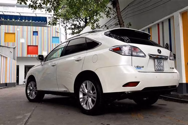 Vào thời điểm năm 2009, một chiếc xe sang Lexus RX450h có giá bán hơn 4 tỷ đồng. Đến nay, sau 9 năm sử dụng, đã lăn bánh hơn 50.000km, chủ nhân của xe đăng bán lại cho người có nhu cầu với giá 1,75 tỷ đồng (chiếc xe mang biển "tứ quý 2 trong bài viết này là một ví dụ).