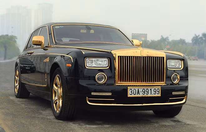 Một chiếc siêu xe sang Rolls-Royce Phantom mạ vàng khác cũng mang biển số "khủng" với biển tứ quý 9 cũng bị bắt gặp khi đang di chuyển trên đường phố Hà Nội. 