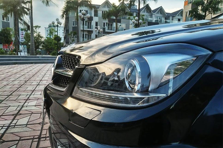 Xe được trang bị hệ thống điều hòa 2 vùng tự động, cùng với hệ thống giải trí DVD 6 đĩa tích hợp CD, FM/AM, Mp3 vẫn hoạt động khá tốt. Ngoài ra hệ thống giải trí của Mercedes-Benz C230 cũng tích hợp kết nối AUX/Bluetooth/USB hiện đại như những mẫu xe đời mới.