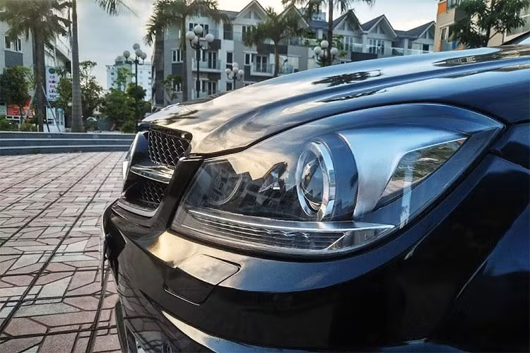 Xe được trang bị hệ thống điều hòa 2 vùng tự động, cùng với hệ thống giải trí DVD 6 đĩa tích hợp CD, FM/AM, Mp3 vẫn hoạt động khá tốt. Ngoài ra hệ thống giải trí của Mercedes-Benz C230 cũng tích hợp kết nối AUX/Bluetooth/USB hiện đại như những mẫu xe đời mới.