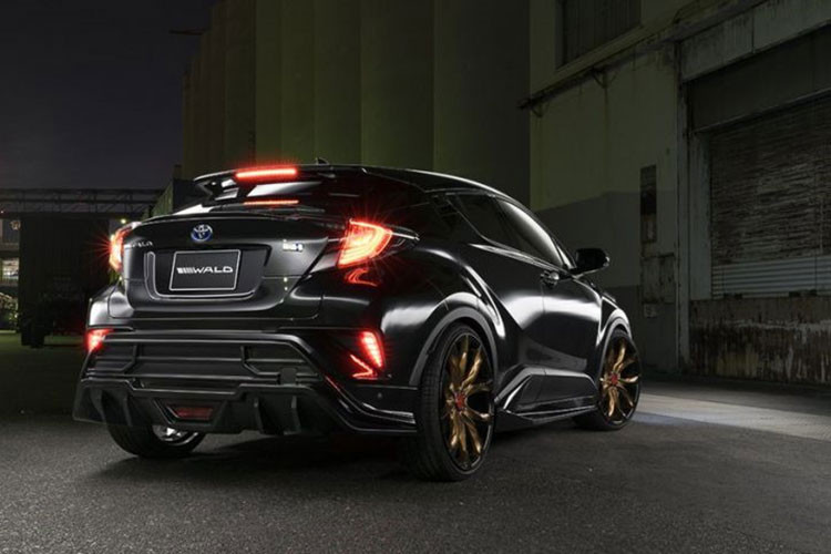 Hệ thống treo thể thao cũng được hạ thấp và mâm xe có kích thước tối đa 22 inch, có dạng hợp kim đúc một mảnh hoặc hai mảnh khá ấn tượng.