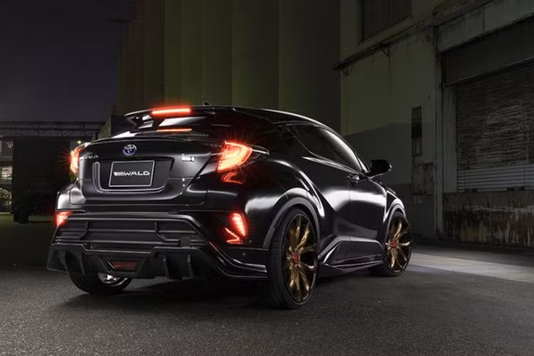 Hệ thống treo thể thao cũng được hạ thấp và mâm xe có kích thước tối đa 22 inch, có dạng hợp kim đúc một mảnh hoặc hai mảnh khá ấn tượng.