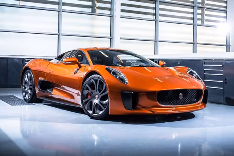 Tuy nhiên, đó là chiếc C-X75 ngoài đời thật. Còn trong phim, Jaguar cung cấp cho các nhà làm phim 7 chiếc “xác C-X75 hồn F-Type R”. 7 chiếc xe này được bổ sung khung xe dạng ống siêu cứng “vốn được dành cho những chiếc xe đua đường trường WRC” và động cơ V8 siêu nạp dung tích 5.0 lít”.