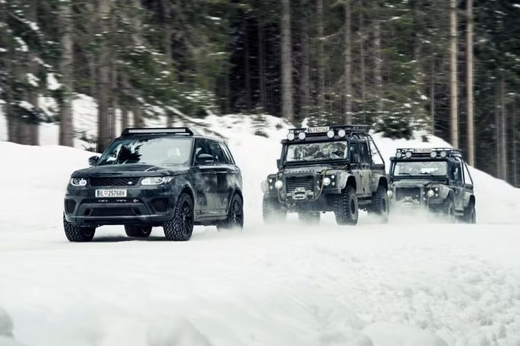 Dù vậy, bộ cánh đen bóng mạnh mẽ và dàn đèn LED trên nóc xe cũng là quá đủ để chiếc Range Rover Sport SVR hoàn thành tốt nhiệm vụ trong vai một chiếc xe bên phía phản diện.