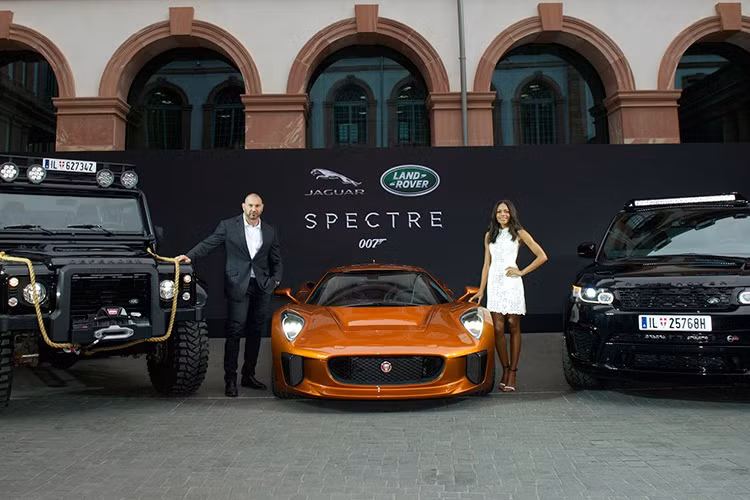 Trong phần 24 của series phim James Bond ăn khách, ngoài các mẫu xế khủng; Land Rover Defender Bigfoot, Range Rover Sport SVR, thì hai ngôi sao lớn nhất tất nhiên là Aston Martin DB10 và Jaguar C-X75.