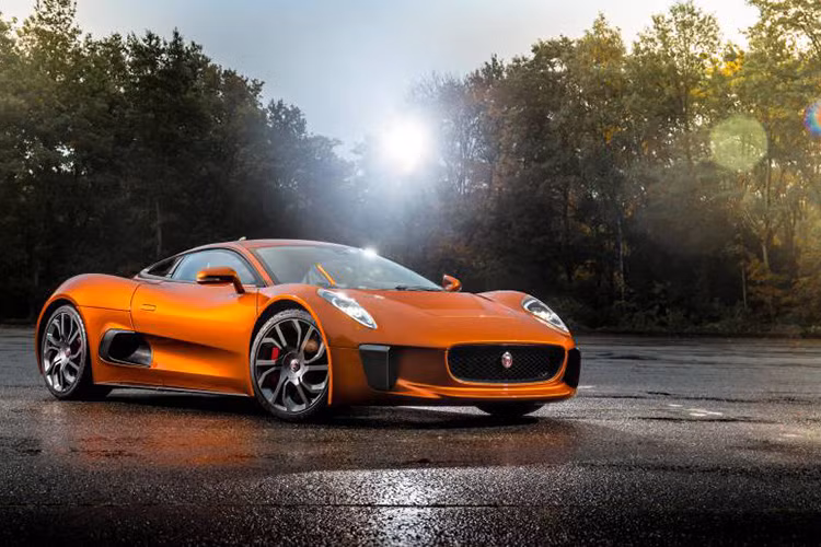 Dự án sản xuất siêu xe Jaguar C-X75 từng bị hủy bỏ vào năm 2012 vì khủng hoảng kinh kế toàn cầu. Tại thời điểm đó, Jaguar đã thay thế động cơ tuốc-bin khí bằng một động cơ xăng 1.6 lít sở hữu cả tăng áp và siêu nạp nhưng vẫn giữ nguyên 4 mơ tơ điện ở mỗi bánh xe.